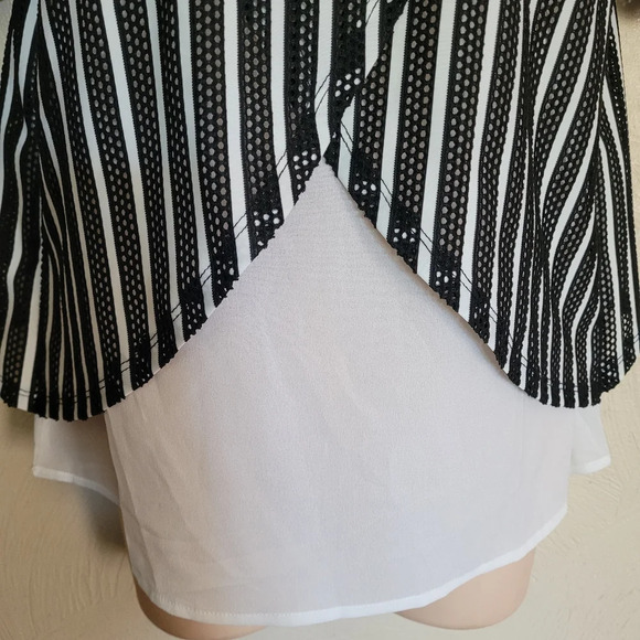 IT GIRL Black and White Cold Shoulder Blouse Top Size Women's Small NEW - Picture 6 of 12